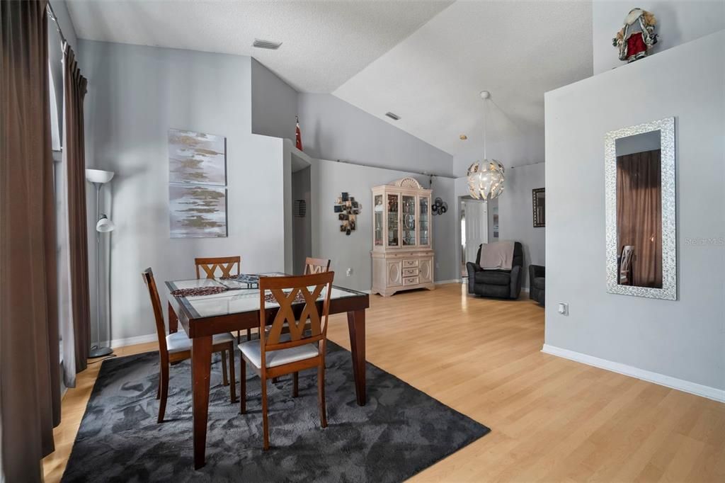 合同活跃: $345,000 (4 贝兹, 2 浴室, 2000 平方英尺)