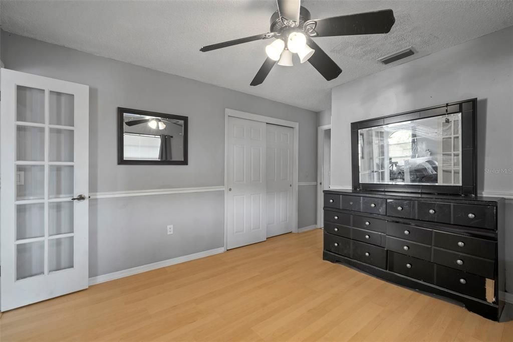 合同活跃: $345,000 (4 贝兹, 2 浴室, 2000 平方英尺)