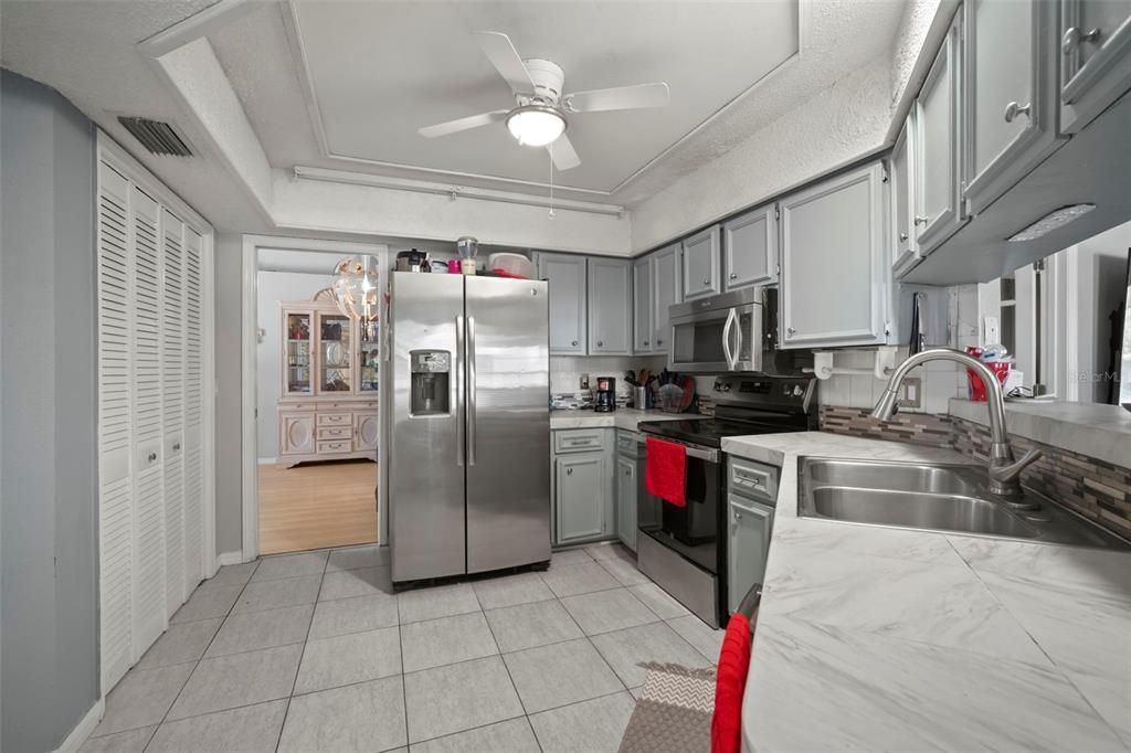 合同活跃: $345,000 (4 贝兹, 2 浴室, 2000 平方英尺)