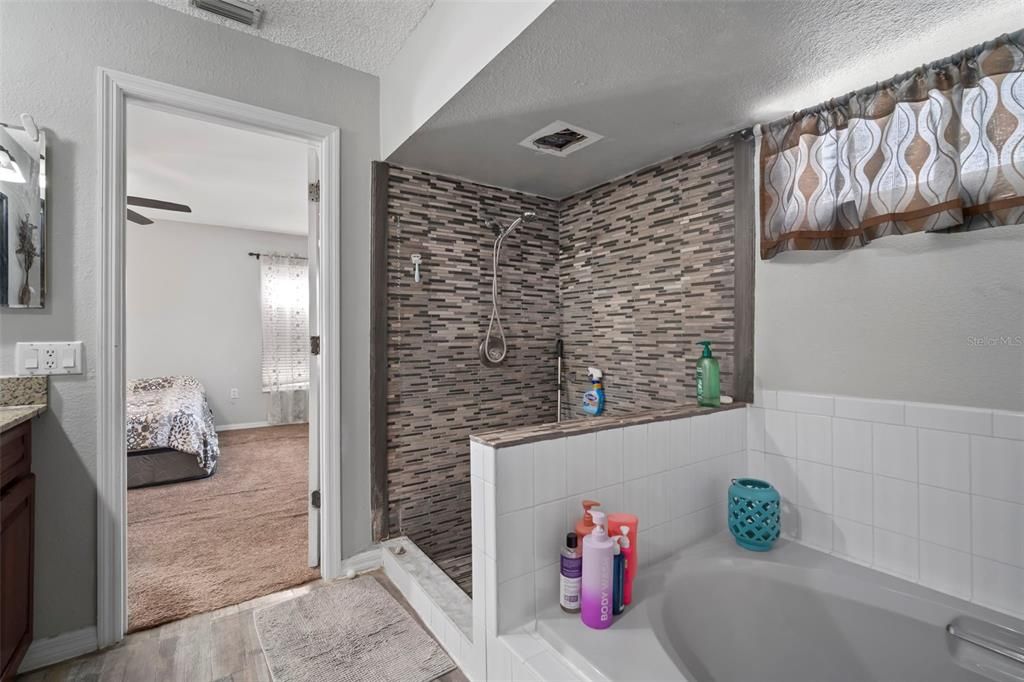 合同活跃: $345,000 (4 贝兹, 2 浴室, 2000 平方英尺)