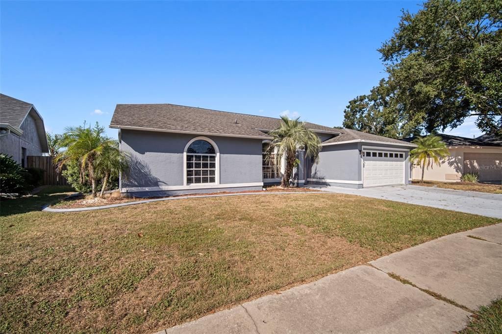 合同活跃: $345,000 (4 贝兹, 2 浴室, 2000 平方英尺)