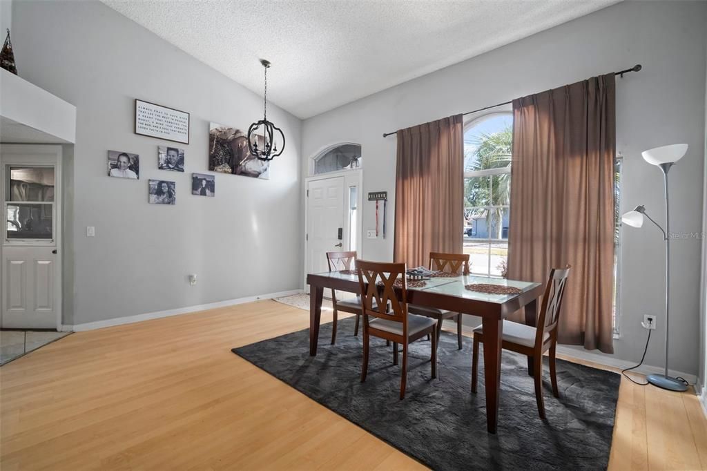 合同活跃: $345,000 (4 贝兹, 2 浴室, 2000 平方英尺)