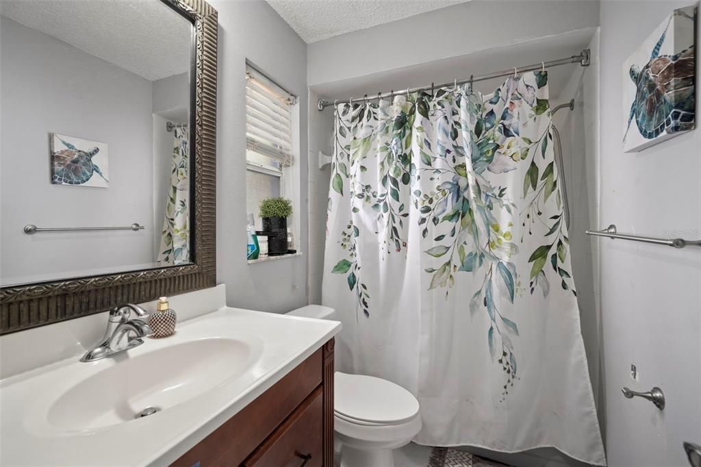 合同活跃: $345,000 (4 贝兹, 2 浴室, 2000 平方英尺)