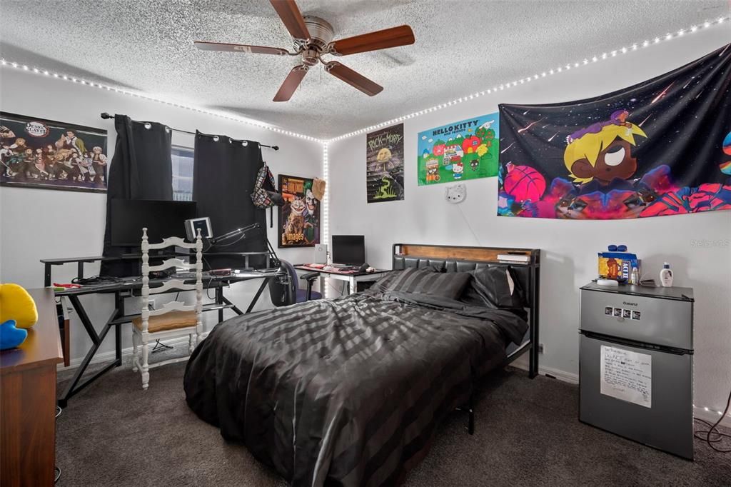 合同活跃: $345,000 (4 贝兹, 2 浴室, 2000 平方英尺)