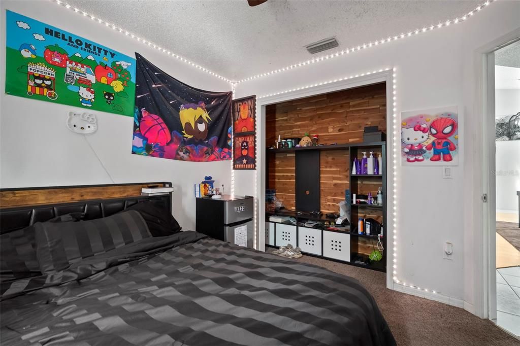 合同活跃: $345,000 (4 贝兹, 2 浴室, 2000 平方英尺)