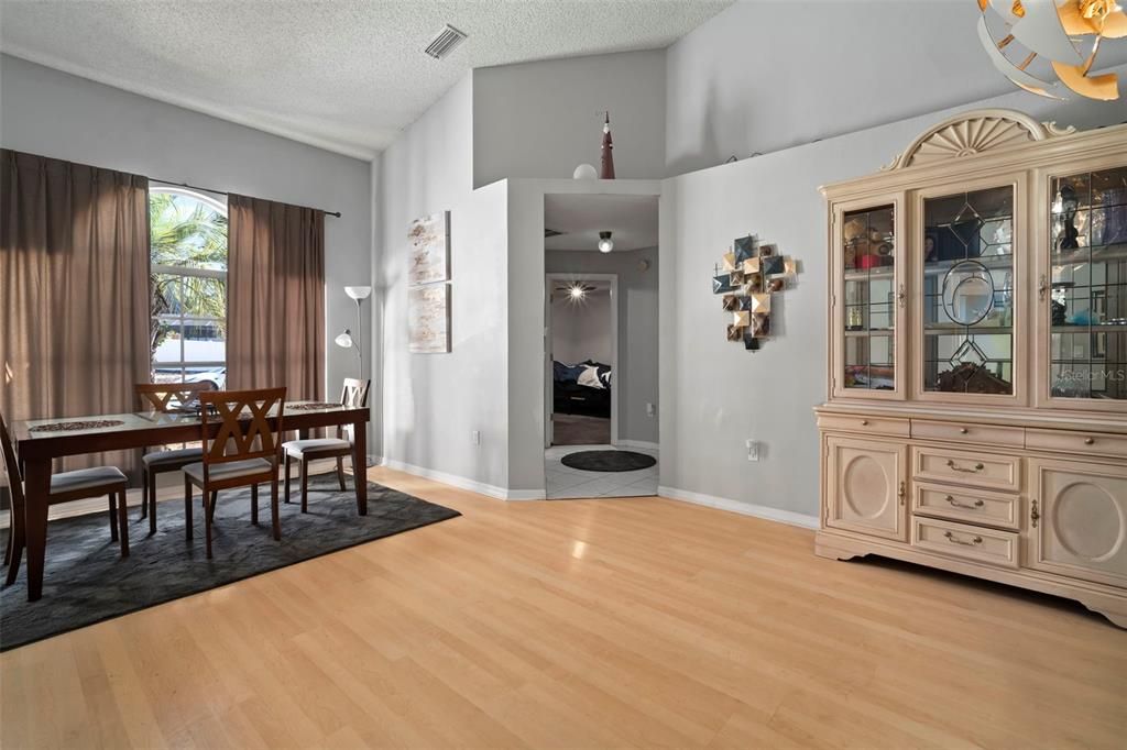 合同活跃: $345,000 (4 贝兹, 2 浴室, 2000 平方英尺)