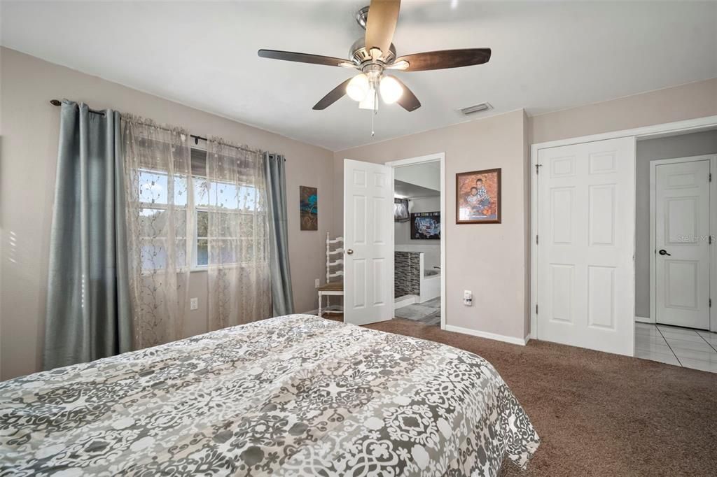 合同活跃: $345,000 (4 贝兹, 2 浴室, 2000 平方英尺)