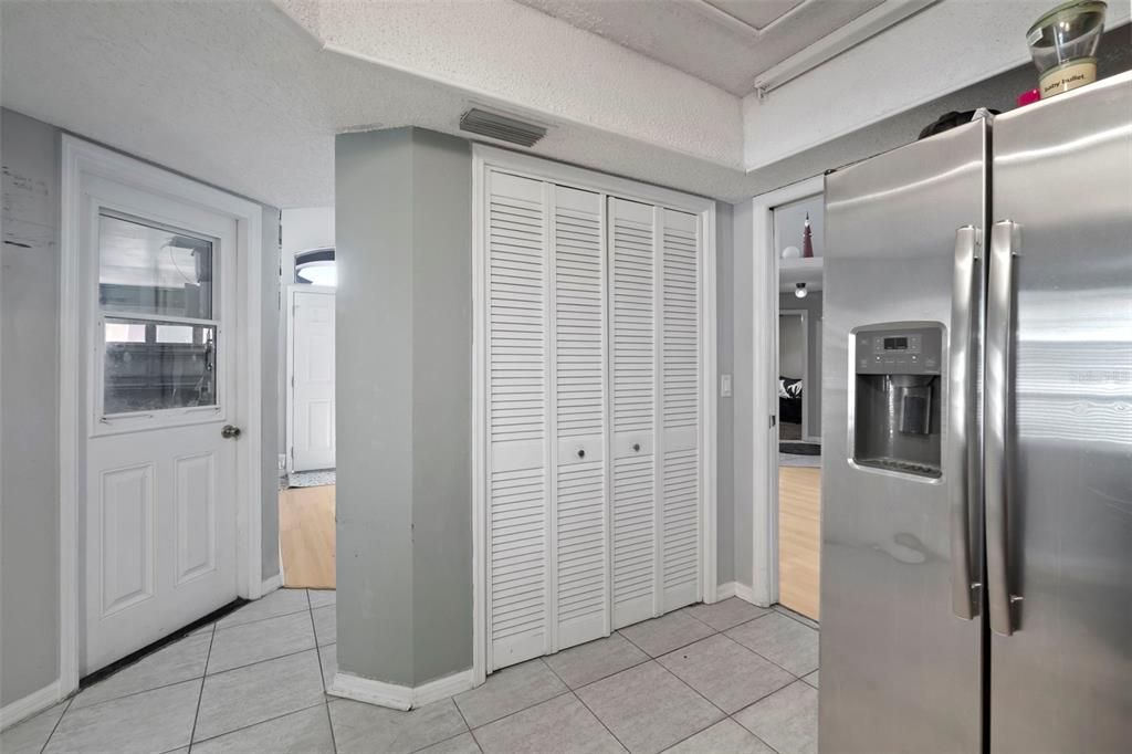 合同活跃: $345,000 (4 贝兹, 2 浴室, 2000 平方英尺)