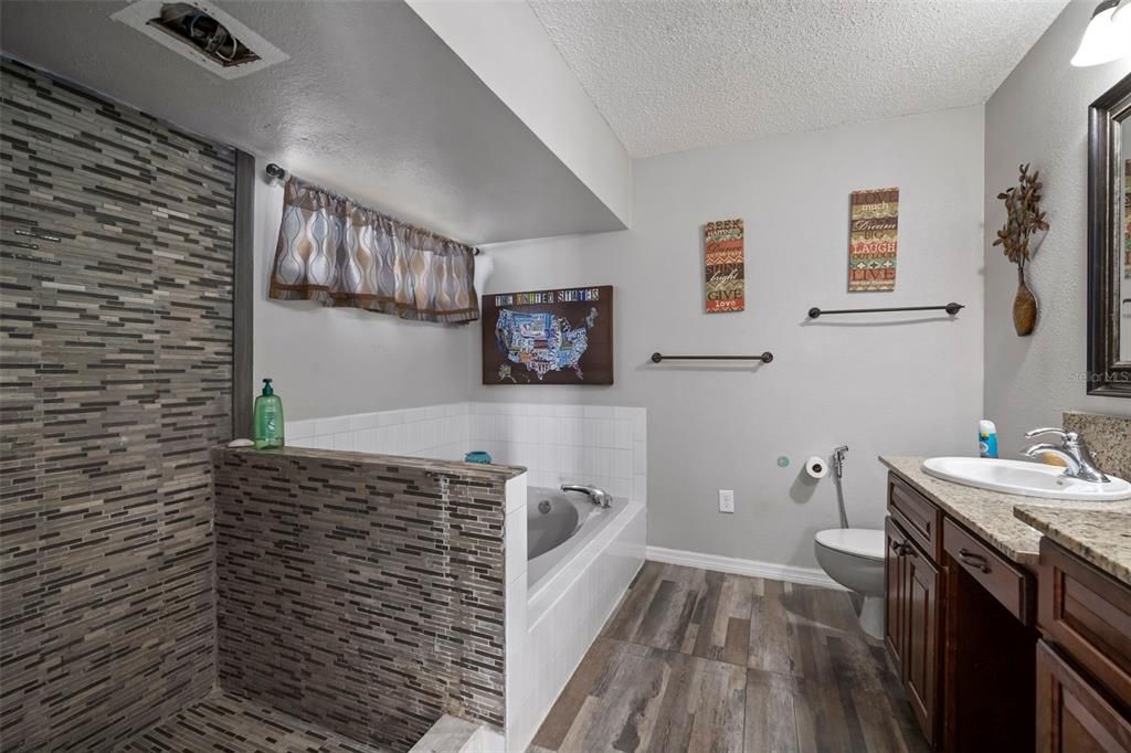 合同活跃: $345,000 (4 贝兹, 2 浴室, 2000 平方英尺)