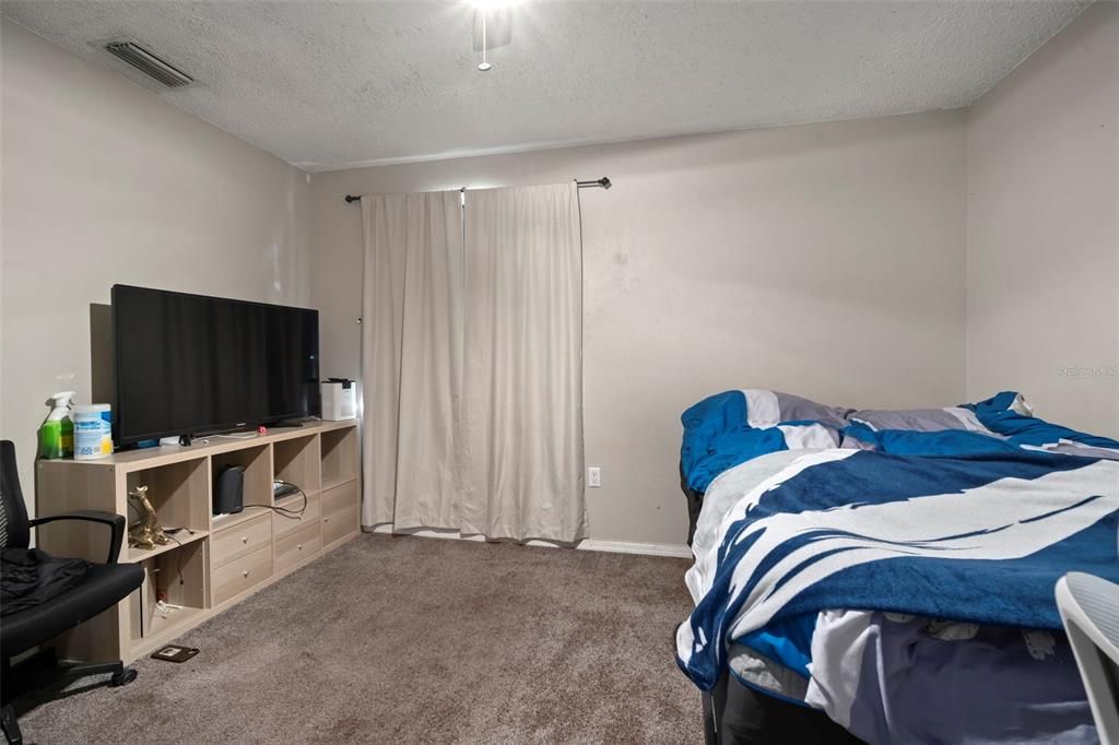 合同活跃: $345,000 (4 贝兹, 2 浴室, 2000 平方英尺)