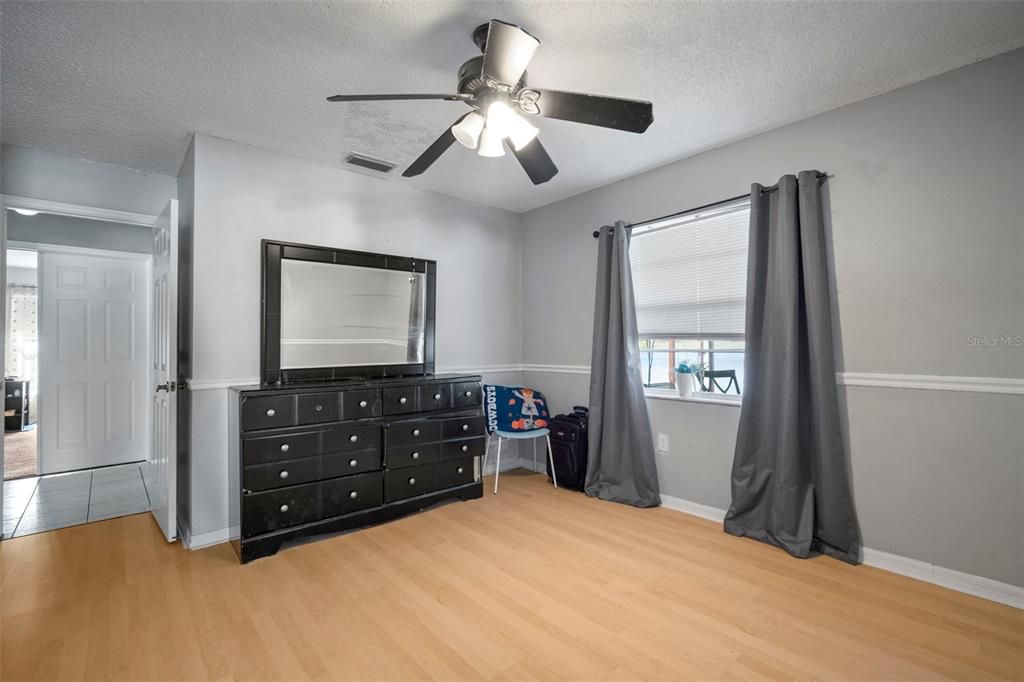 合同活跃: $345,000 (4 贝兹, 2 浴室, 2000 平方英尺)