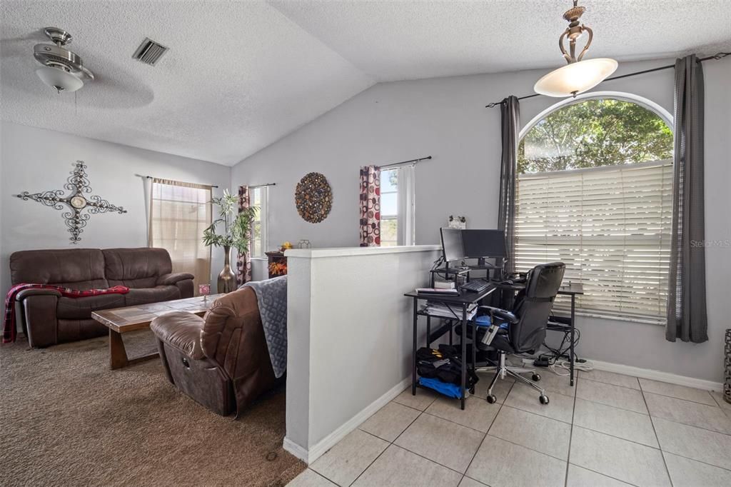 合同活跃: $345,000 (4 贝兹, 2 浴室, 2000 平方英尺)