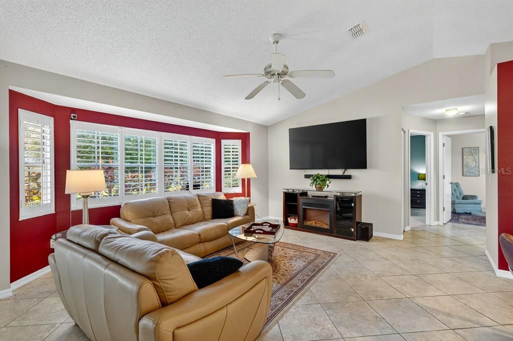 For Sale: $295,000 (3 beds, 2 baths, 1262 Square Feet)