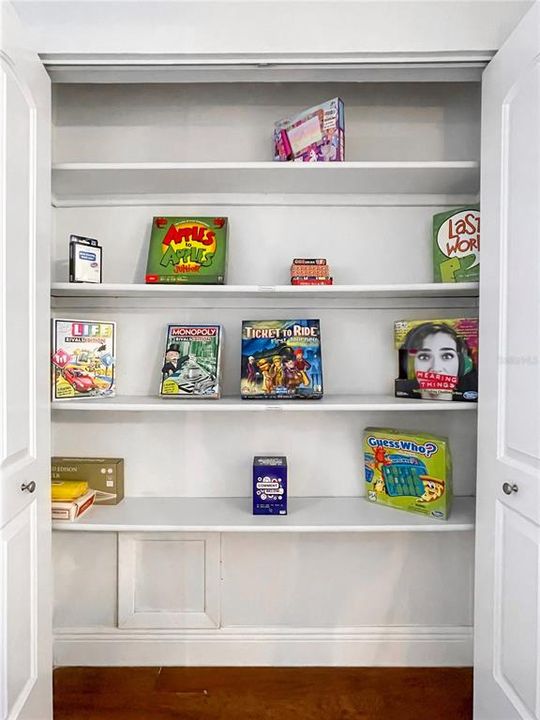 For Sale: $899,000 (5 beds, 3 baths, 2071 Square Feet)