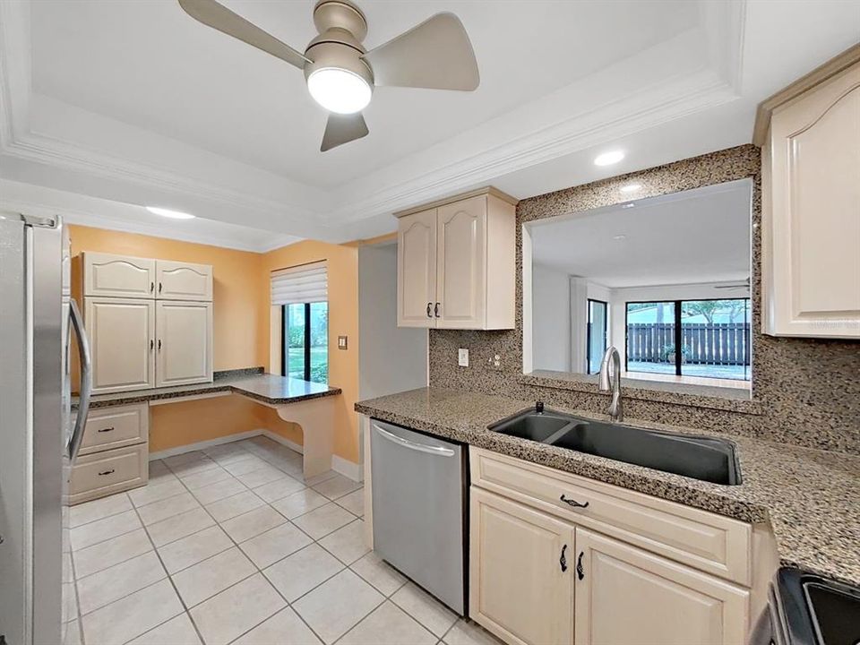 На продажу: $275,000 (2 спален, 2 ванн, 1460 Квадратных фут)