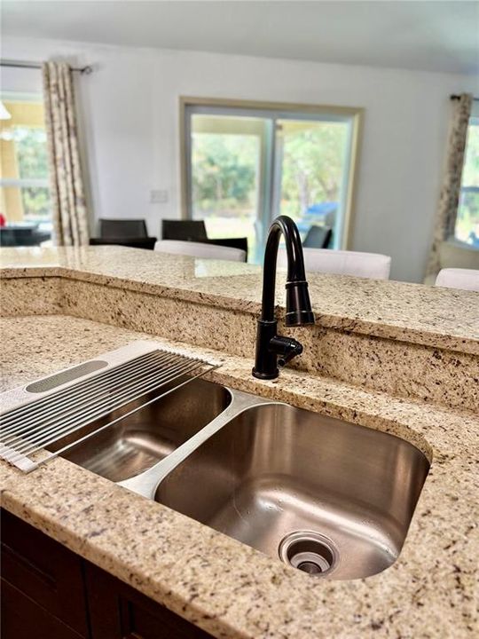 合同活跃: $285,000 (4 贝兹, 2 浴室, 1747 平方英尺)