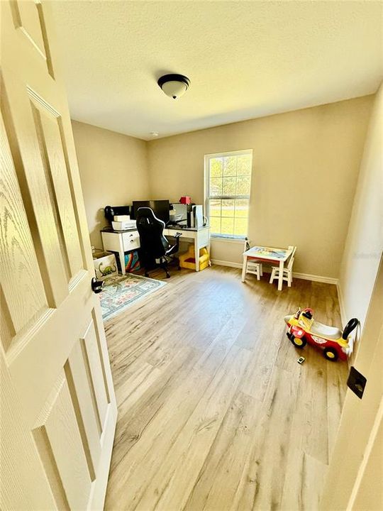 合同活跃: $285,000 (4 贝兹, 2 浴室, 1747 平方英尺)