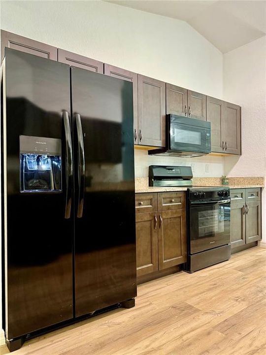 合同活跃: $285,000 (4 贝兹, 2 浴室, 1747 平方英尺)