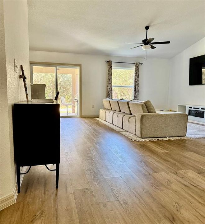 合同活跃: $285,000 (4 贝兹, 2 浴室, 1747 平方英尺)