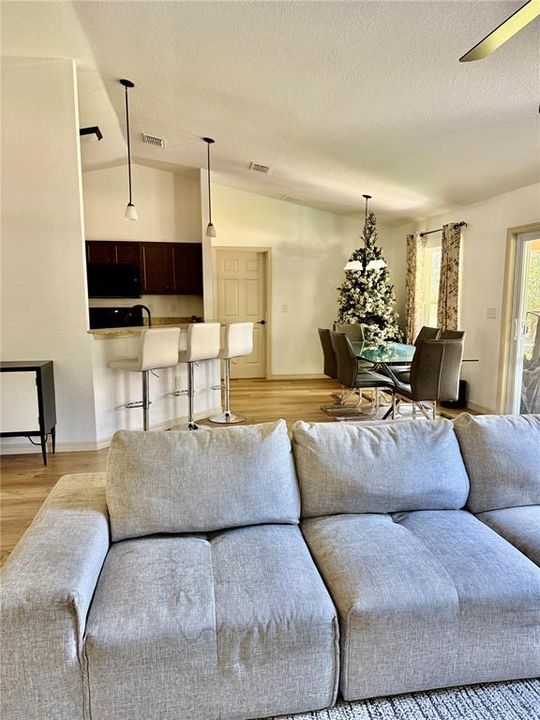 合同活跃: $285,000 (4 贝兹, 2 浴室, 1747 平方英尺)