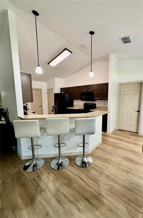 合同活跃: $285,000 (4 贝兹, 2 浴室, 1747 平方英尺)