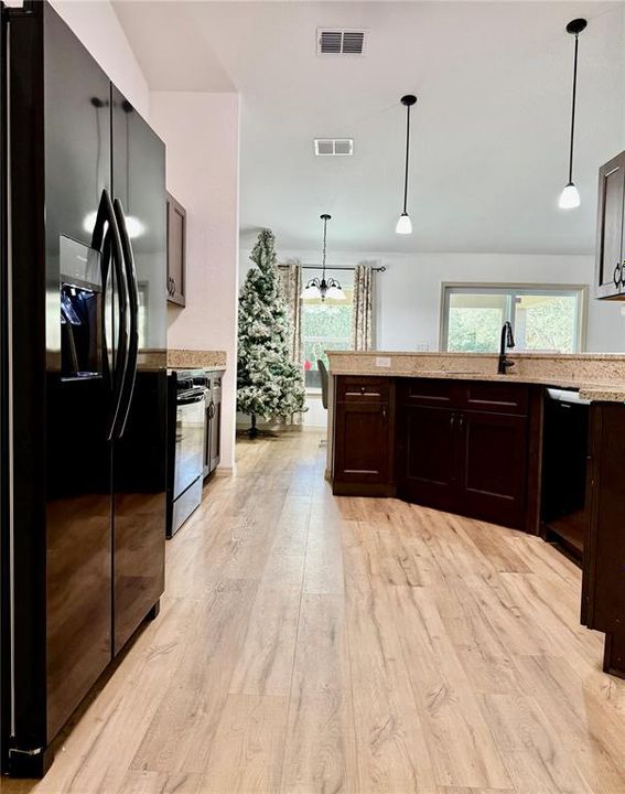 合同活跃: $285,000 (4 贝兹, 2 浴室, 1747 平方英尺)