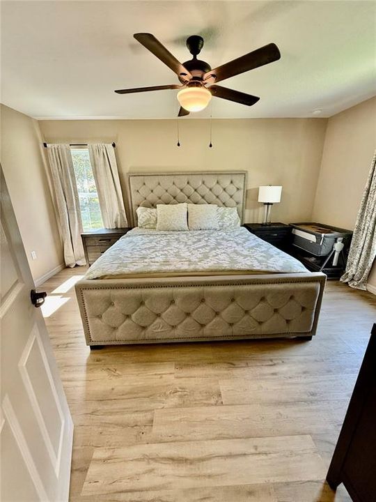 合同活跃: $285,000 (4 贝兹, 2 浴室, 1747 平方英尺)