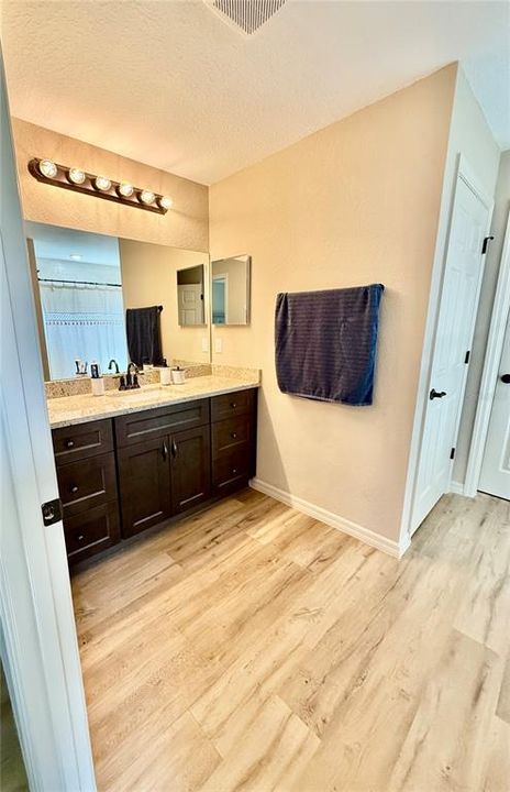 合同活跃: $285,000 (4 贝兹, 2 浴室, 1747 平方英尺)