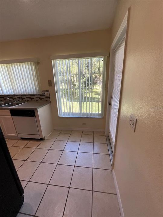 For Rent: $1,800 (3 beds, 2 baths, 1136 Square Feet)