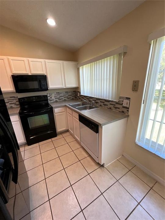 For Rent: $1,800 (3 beds, 2 baths, 1136 Square Feet)