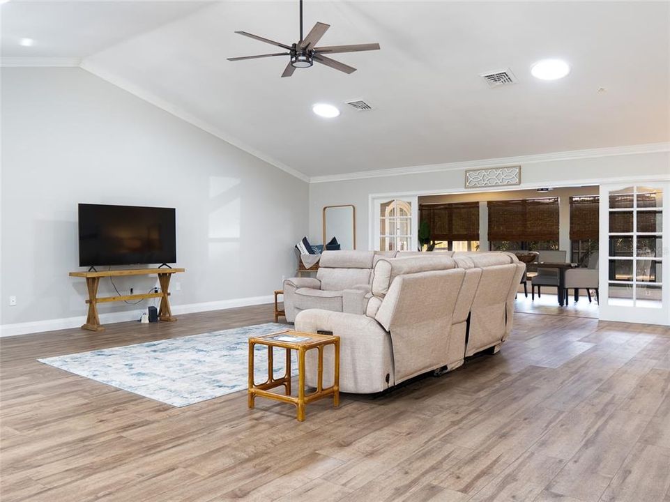 En Venta: $479,900 (3 camas, 2 baños, 2142 Pies cuadrados)