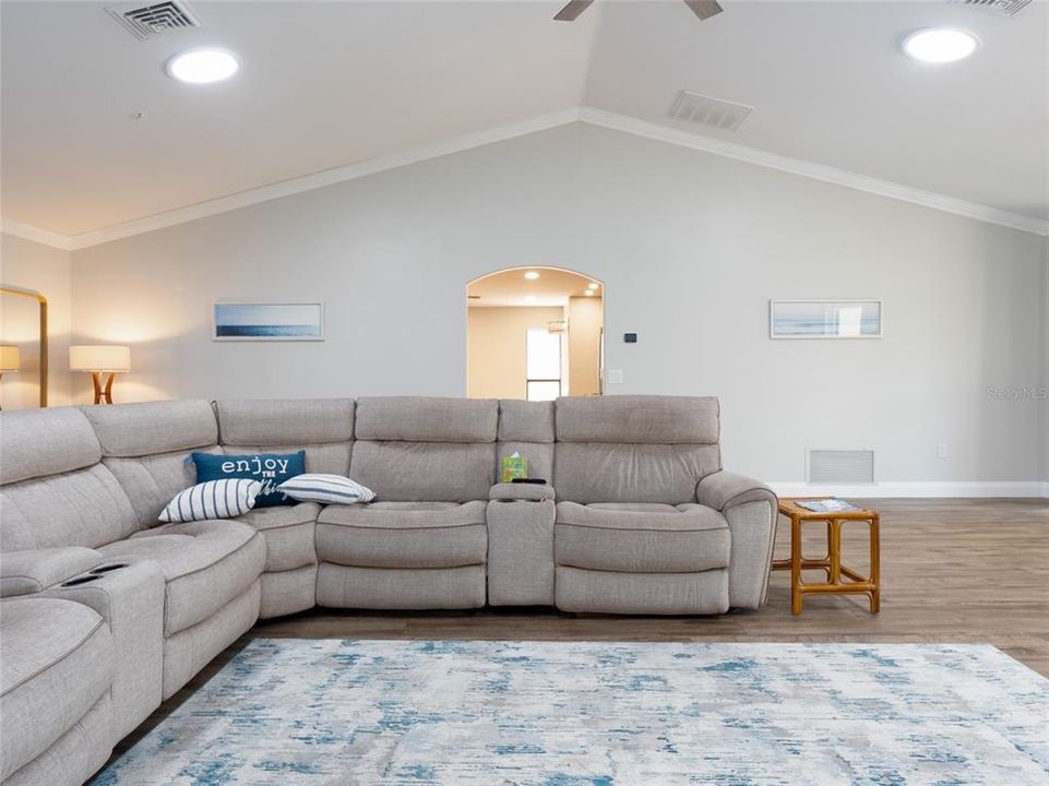 En Venta: $479,900 (3 camas, 2 baños, 2142 Pies cuadrados)