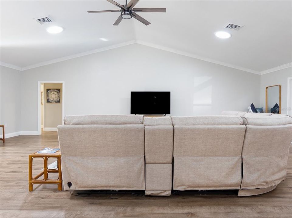 En Venta: $479,900 (3 camas, 2 baños, 2142 Pies cuadrados)