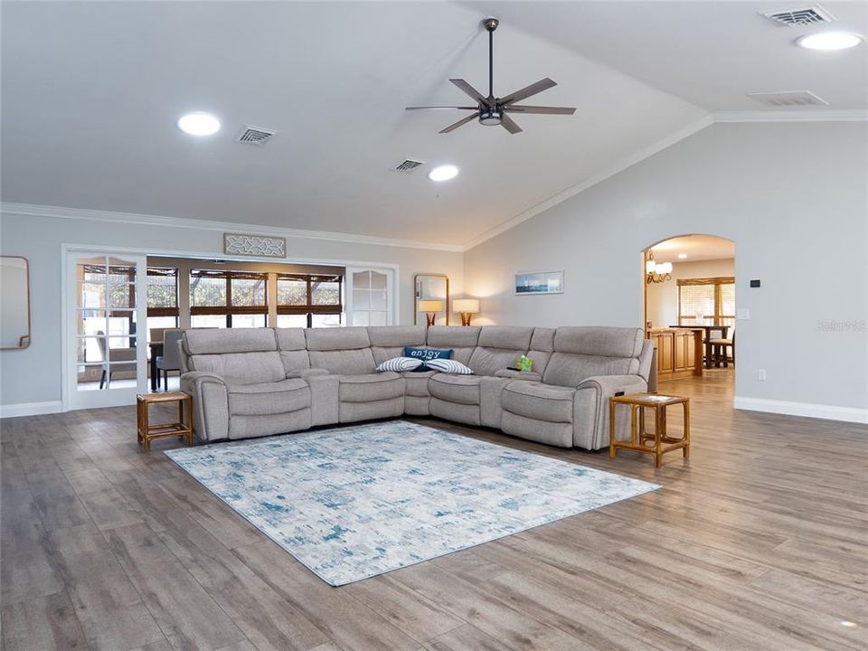 En Venta: $479,900 (3 camas, 2 baños, 2142 Pies cuadrados)