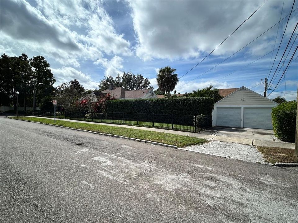 Active With Contract: $3,500 (2 beds, 2 baths, 1274 Square Feet)