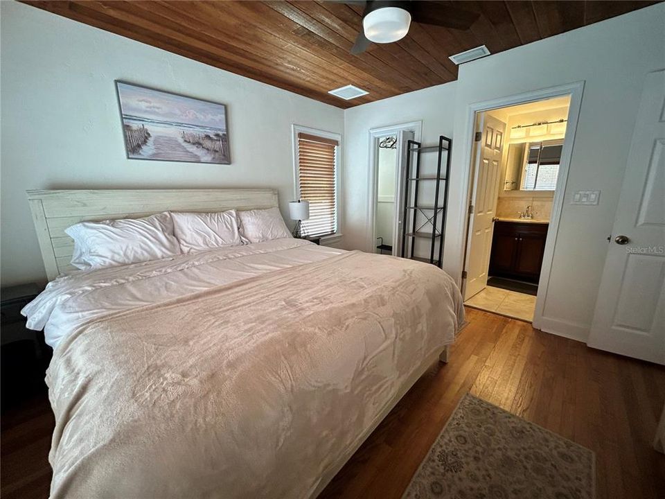 Active With Contract: $3,500 (2 beds, 2 baths, 1274 Square Feet)