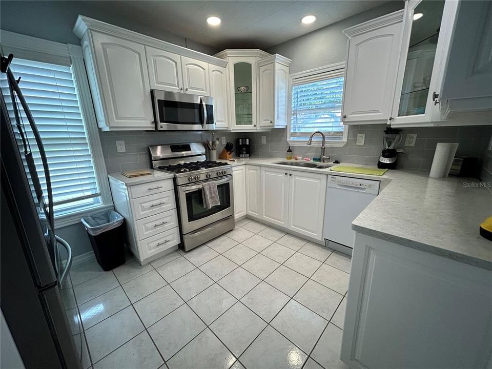 Active With Contract: $3,500 (2 beds, 2 baths, 1274 Square Feet)