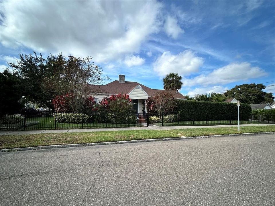 Active With Contract: $3,500 (2 beds, 2 baths, 1274 Square Feet)