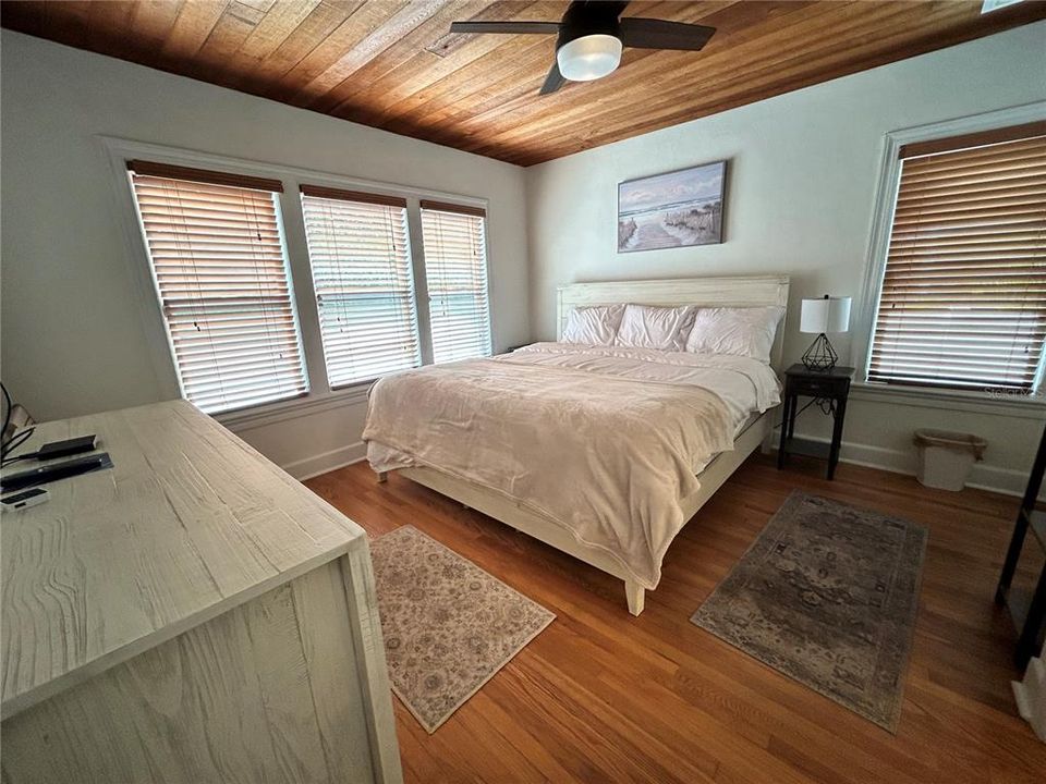 Active With Contract: $3,500 (2 beds, 2 baths, 1274 Square Feet)