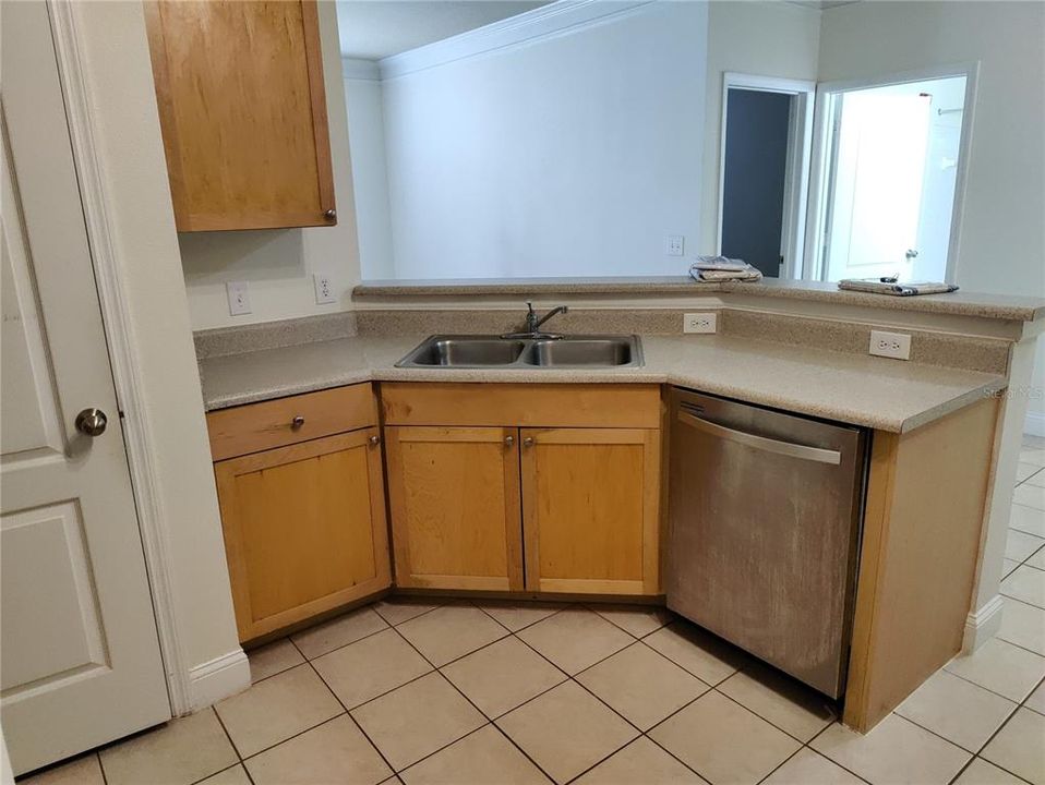 待售: $275,000 (2 贝兹, 2 浴室, 1076 平方英尺)