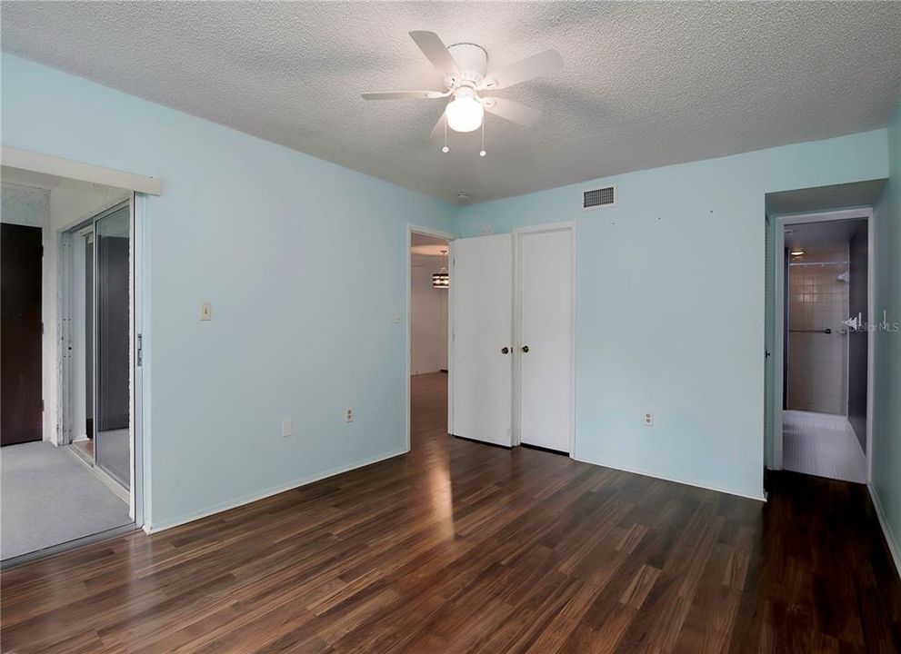 For Sale: $195,000 (2 beds, 2 baths, 1053 Square Feet)