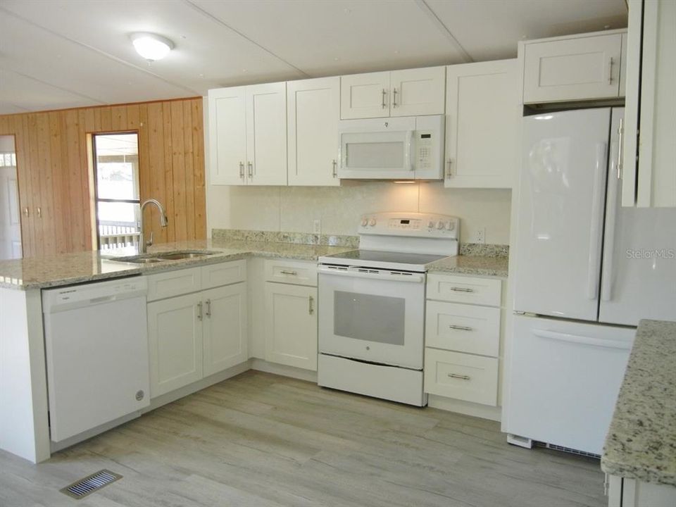 For Rent: $1,200 (2 beds, 1 baths, 784 Square Feet)