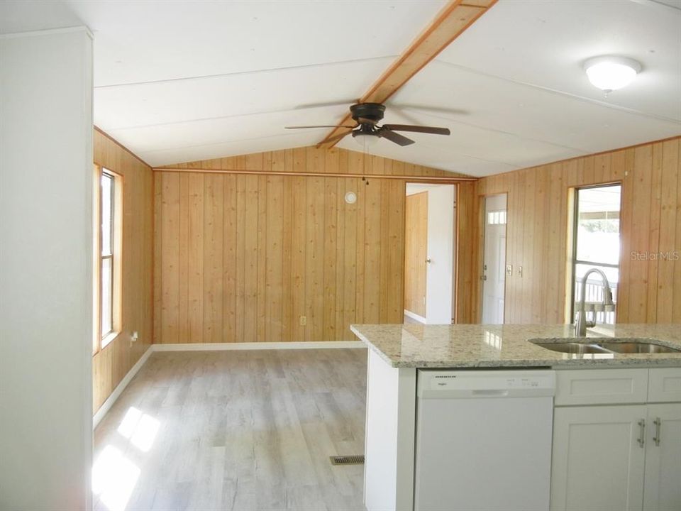 For Rent: $1,200 (2 beds, 1 baths, 784 Square Feet)