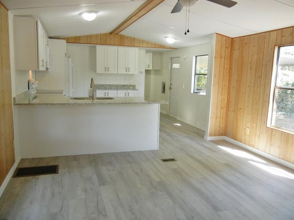 For Rent: $1,200 (2 beds, 1 baths, 784 Square Feet)