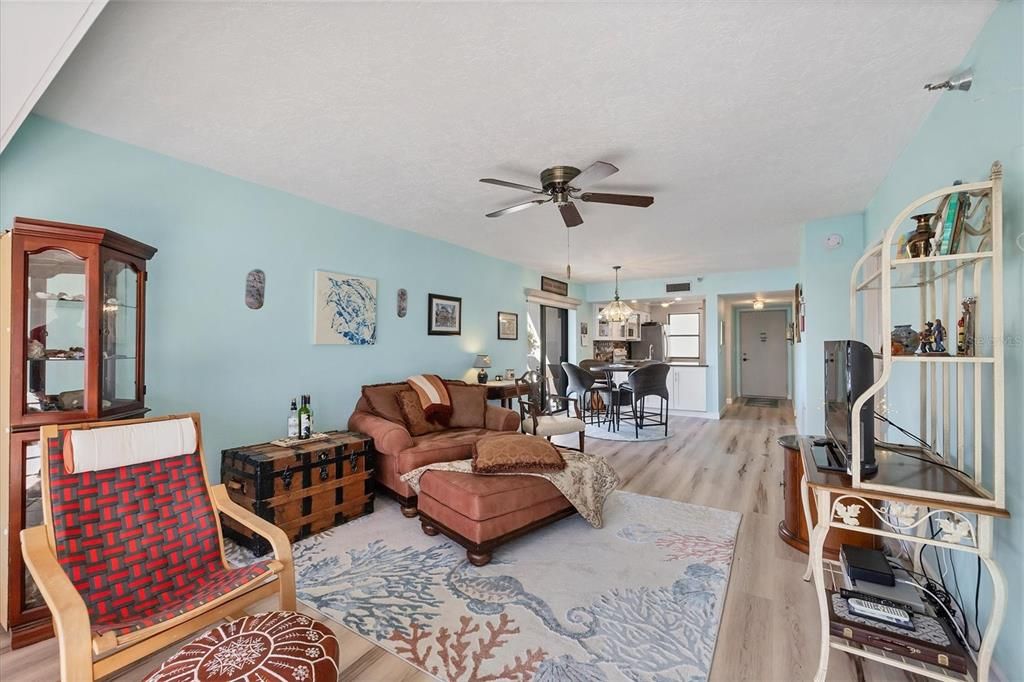 На продажу: $420,000 (2 спален, 2 ванн, 1070 Квадратных фут)