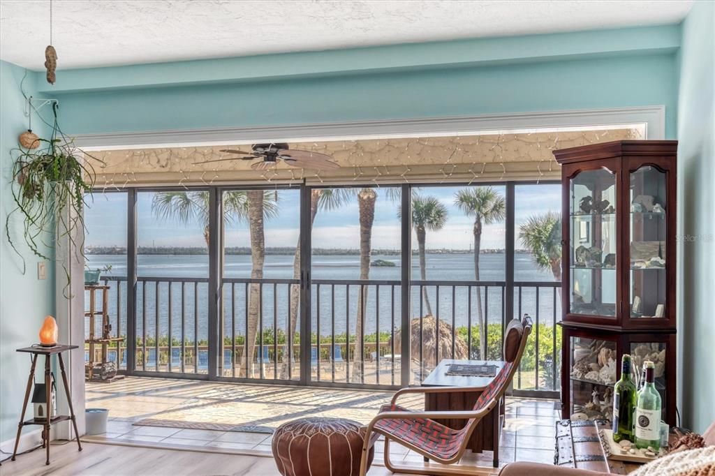 На продажу: $420,000 (2 спален, 2 ванн, 1070 Квадратных фут)