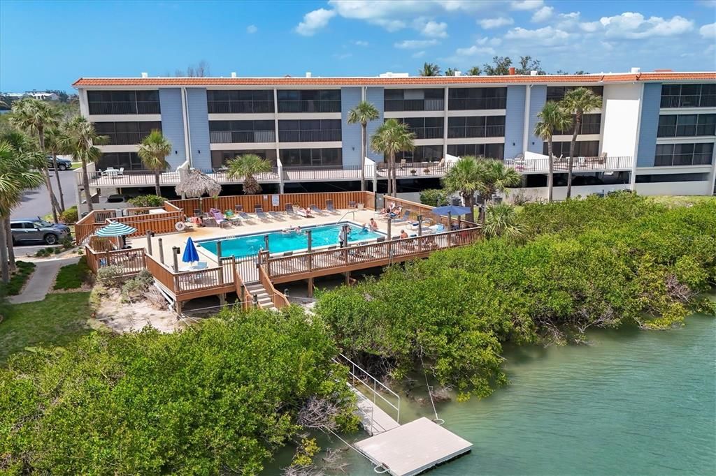 На продажу: $420,000 (2 спален, 2 ванн, 1070 Квадратных фут)