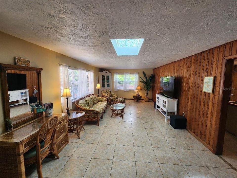 出租: $2,450 (2 贝兹, 1 浴室, 1100 平方英尺)