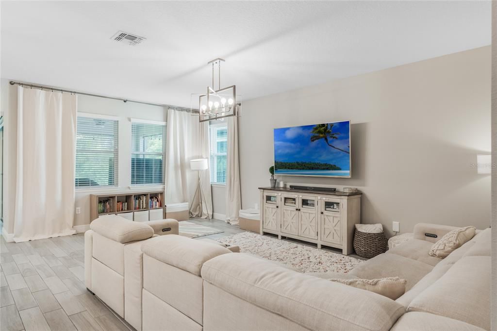 合同活跃: $785,000 (4 贝兹, 3 浴室, 2192 平方英尺)