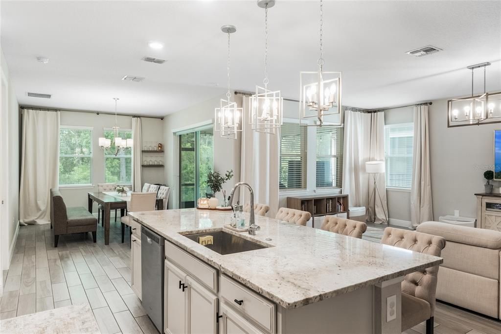 合同活跃: $785,000 (4 贝兹, 3 浴室, 2192 平方英尺)